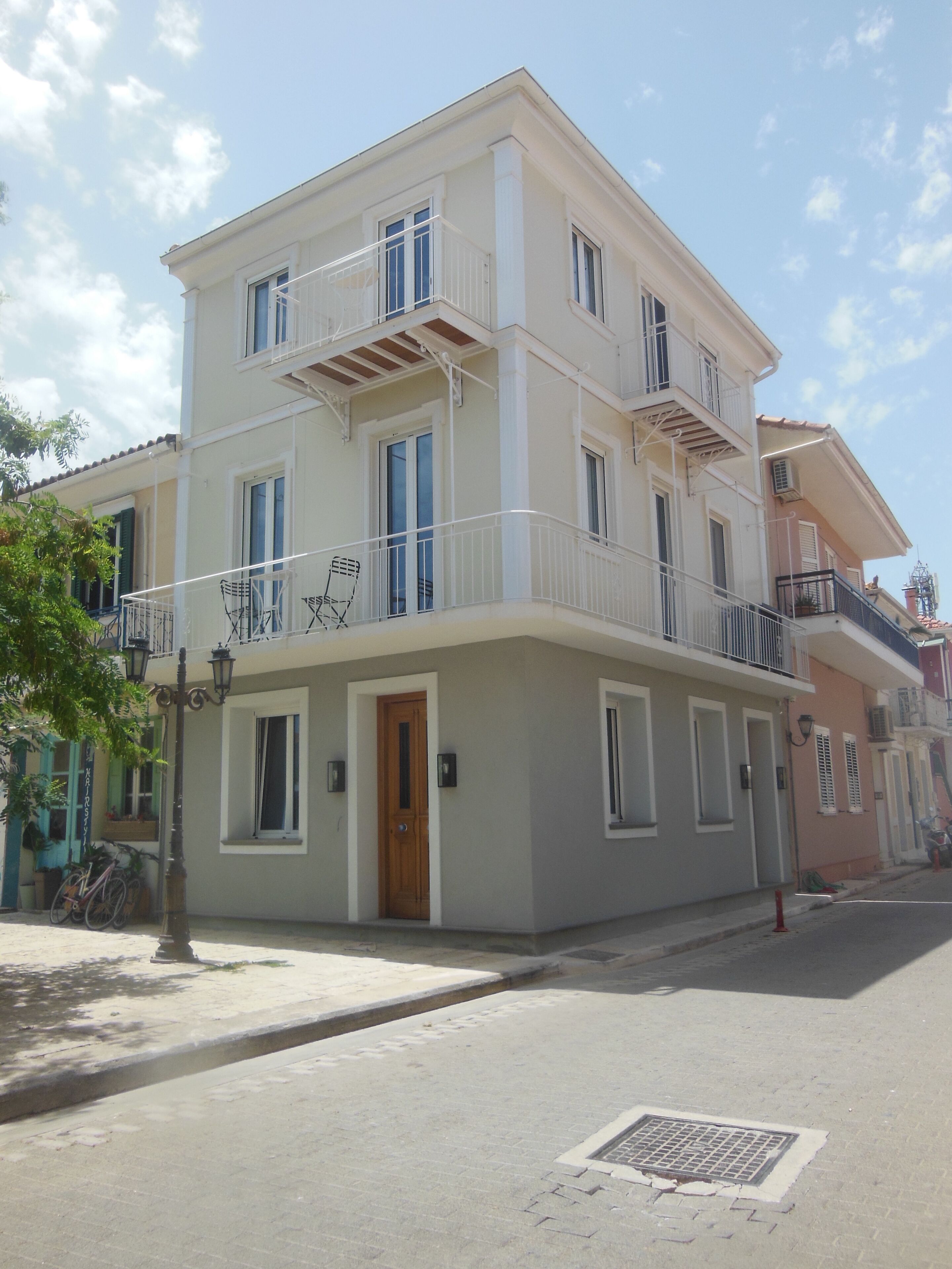 Vista frontal de la propiedad