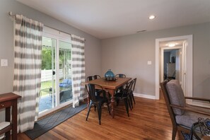 Dining - Johnson Street Cottage in Downtown Brevard (Brevard)