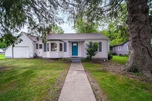 Exterior - Johnson Street Cottage in Downtown Brevard (Brevard)