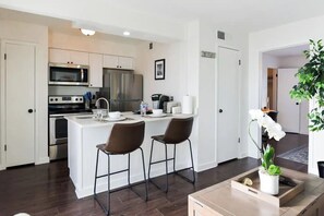 Fridge, microwave, oven, stovetop - Chic Stay 302, Toluca 98

 (Dallas)