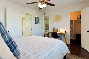 1 dormitorio, escritorio, tabla de planchar con plancha y wifi