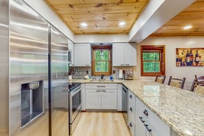 Réfrigérateur, four à micro-ondes, un four, surface de cuisson