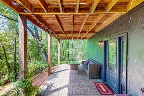 Terrace/patio - Dog-friendly house with a brand-new hot tub & stunning mountain views (Helen)