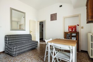 Apartment | Living area - Vista sulle torri di Bologna (Bologna)