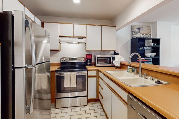 Fridge, microwave, oven, stovetop - Cozy Condo with mountain views, in the Heart of Avon, Walk to Gondola (Avon)