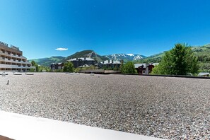 Property grounds - Cozy Condo with mountain views, in the Heart of Avon, Walk to Gondola (Avon)