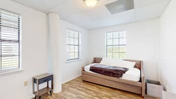 2 bedrooms, internet, bed sheets