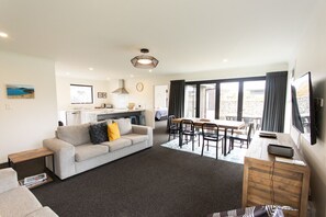 Smart TV - Irish Gem, FREE WIFI (Twizel)