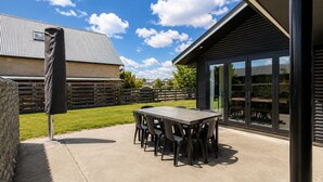 Outdoor dining - Spacious Modern Family Home with Summer Sleepout (Twizel)