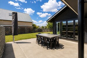Outdoor dining - Spacious Modern Family Home with Summer Sleepout (Twizel)