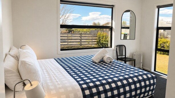 4 bedrooms, WiFi (free), bed sheets - Spacious Modern Family Home with Summer Sleepout (Twizel)