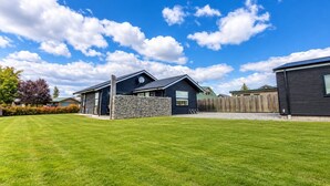 Exterior - Spacious Modern Family Home with Summer Sleepout (Twizel)