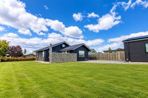 Exterior - Spacious Modern Family Home with Summer Sleepout (Twizel)