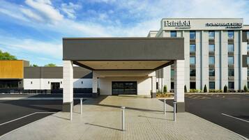 Entrada de un hotel Fairfield by Marriott con un paseo techado y un estacionamiento.