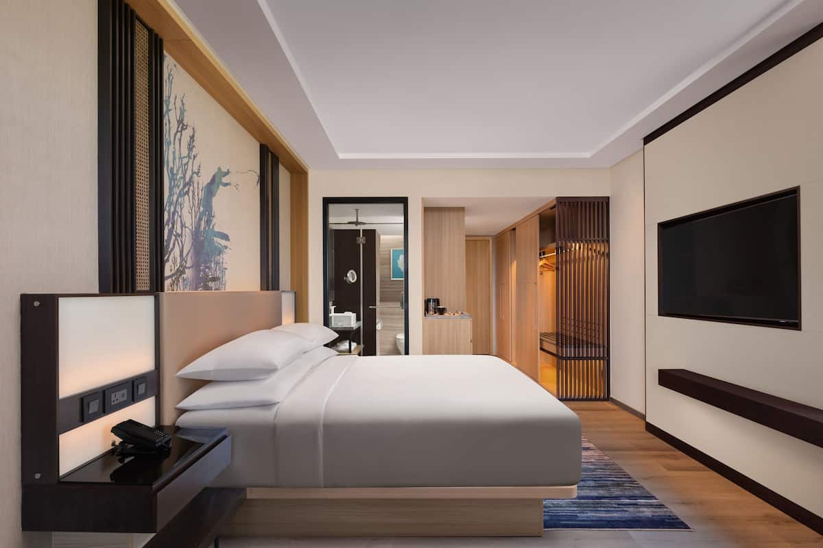 Premium Room, 1 King Bed, Non Smoking, Balcony | Premium bedding, in-room safe, desk, laptop workspace
