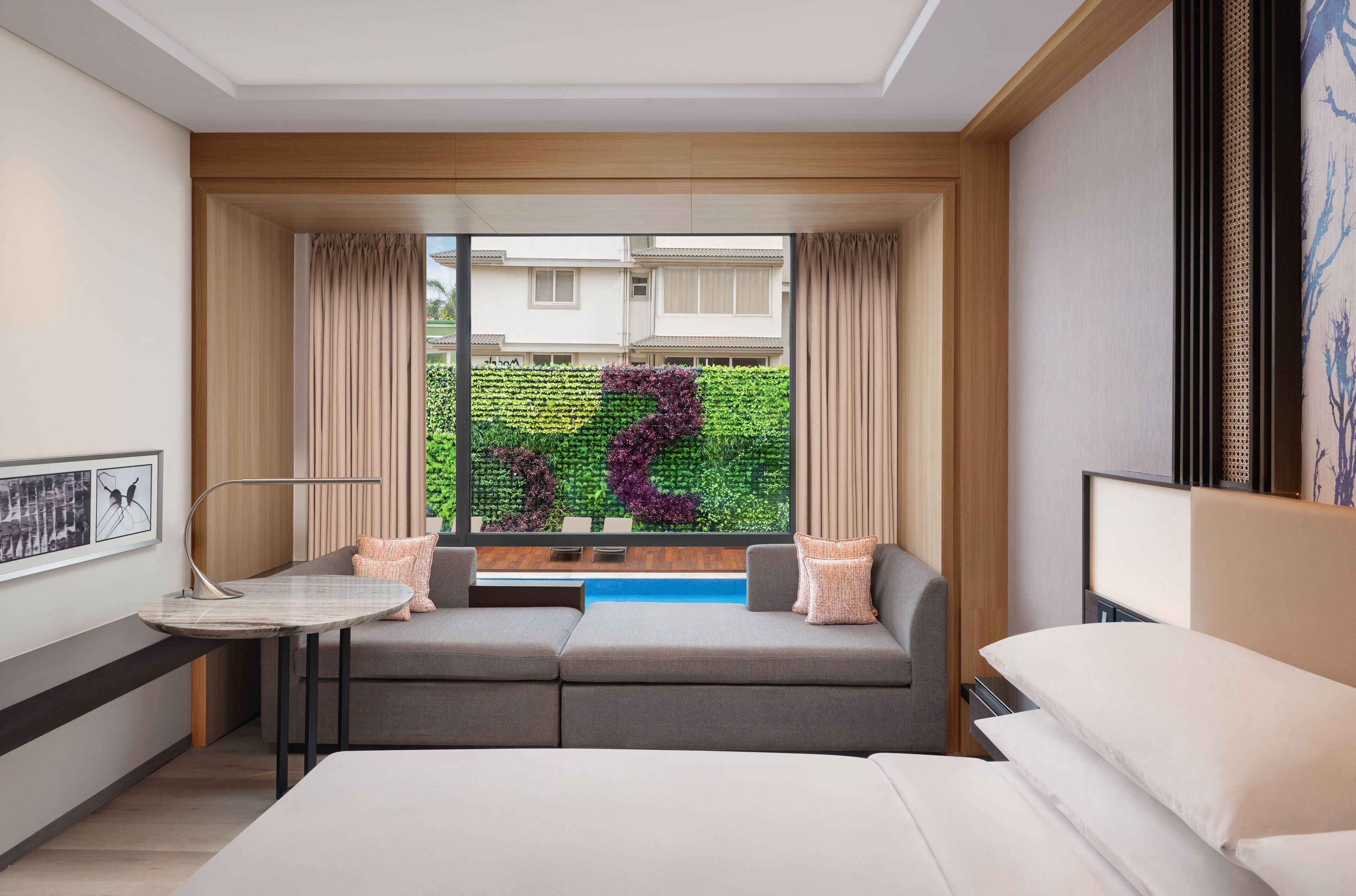 Roupas de cama premium, cofres nos quartos, escrivaninha