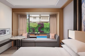 Roupas de cama premium, cofres nos quartos, escrivaninha