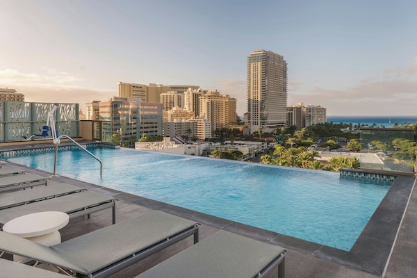 Una piscina al aire libre, camas de piscina con cargo