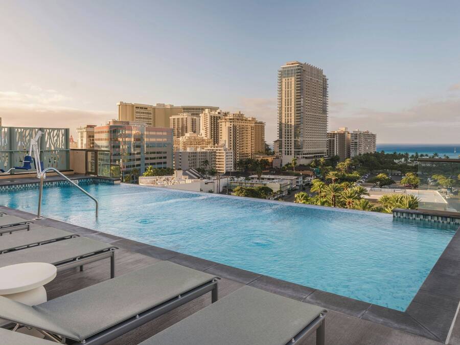 Utendørsbasseng, bassengtelt (mot betaling) og solsenger