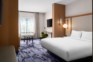 Edredón, escritorio y espacio para trabajar con laptop