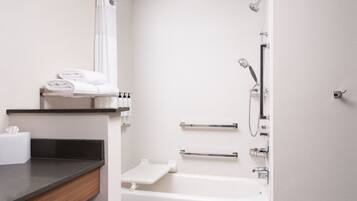 Un baño moderno con bañera, ducha y perchero para toallas.