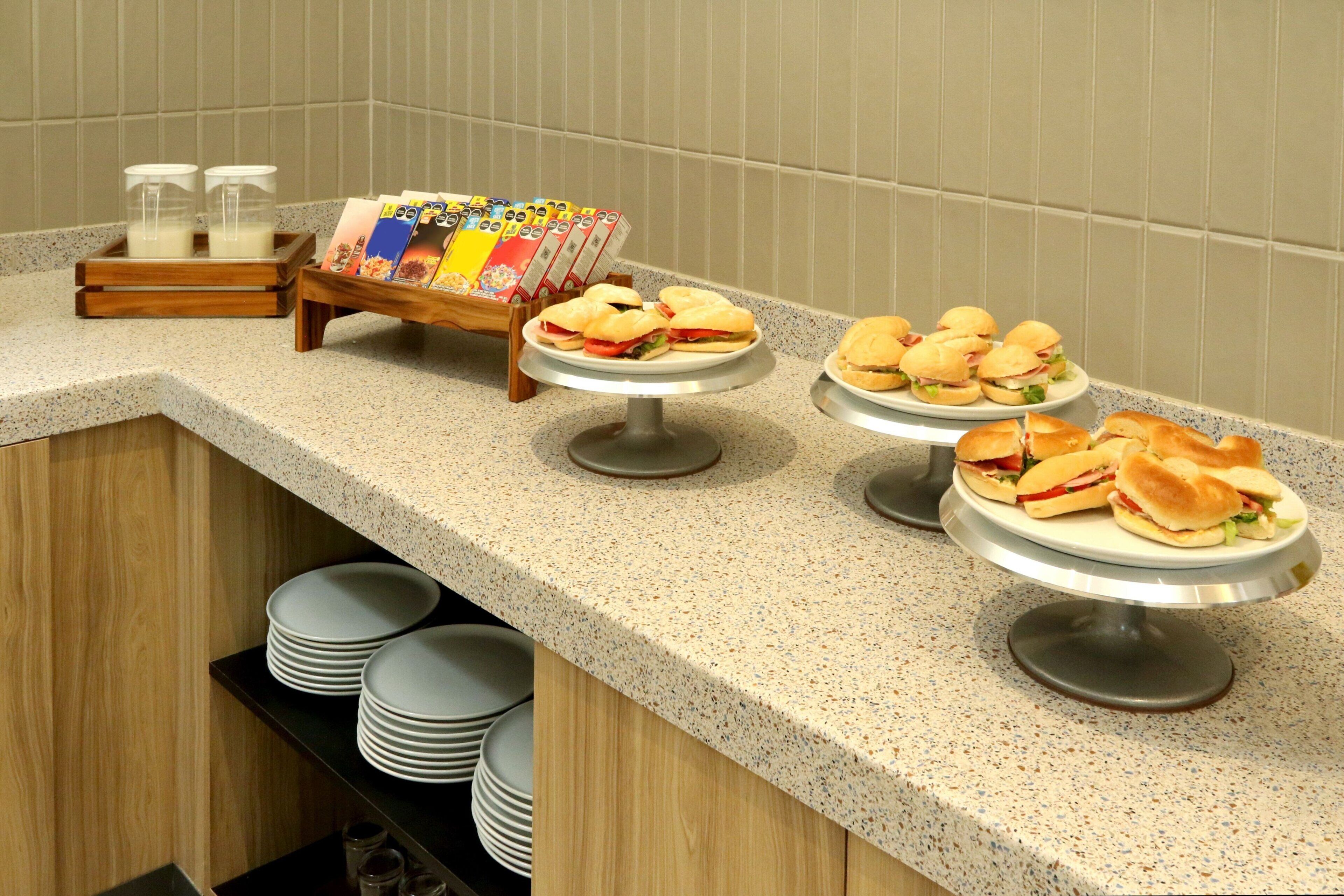 Una mesa de buffet con diferentes alimentos y acompañamientos.