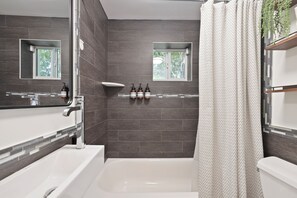 House, 4 Bedrooms, Private Pool, Bay View | Bathroom | Hair dryer, towels, soap, shampoo