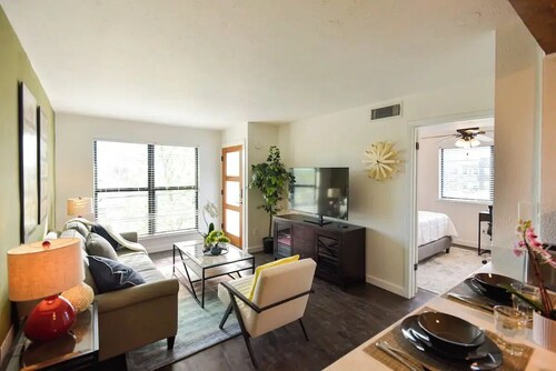 Contemporary Unit 303, Toluca 98

