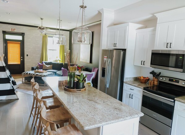 Mikrovågsugn, ugn, spishäll och diskmaskin