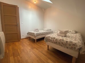 2 Schlafzimmer, Schreibtisch, Bügeleisen/Bügelbrett, WLAN