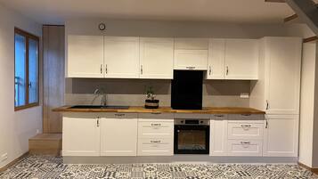 Réfrigérateur, micro-ondes, four, plaque de cuisson