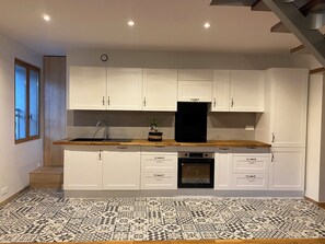 Réfrigérateur, micro-ondes, four, plaque de cuisson