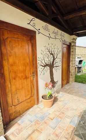 Exterior detail - Cozy villa surrounded by greenery, with swimming pool and pets allowed. (Fabrica di Roma)