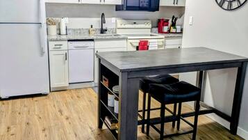 Réfrigérateur, micro-ondes, four, plaque de cuisson