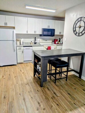 ثلاجة، ميكروويف، فرن، موقد طهي مسطح