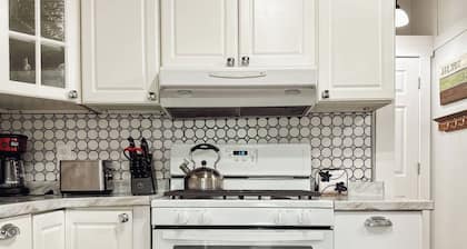The Walnut: 1-Bedroom 2nd floor apartment in Downtown Champaign