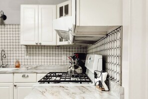 Micro-ondes, four, plaque de cuisson