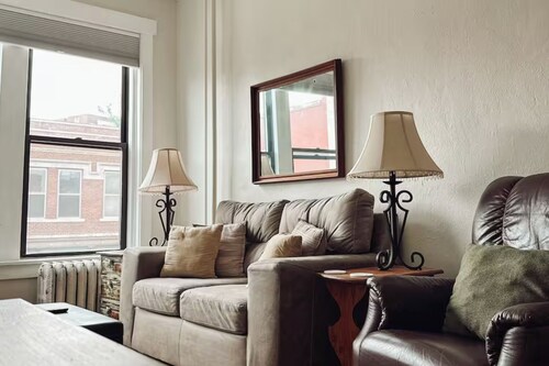 The Walnut: 1-Bedroom 2nd floor apartment in Downtown Champaign