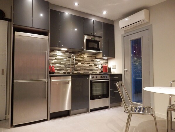 Private kitchen - In the heart of Plateau Mont-Royal, cosy & cute LOFT fully furnished. (Montréal)