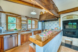 Fridge, microwave, oven, dishwasher - Rural Villa Es Pont with pool in Mallorca (Campanet)