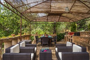 Outdoor dining - Rural Villa Es Pont with pool in Mallorca (Campanet)