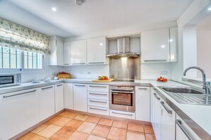 Réfrigérateur, micro-ondes, four, lave-vaisselle