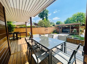 Outdoor dining - Chalet Domaine de la Forge 6/8 Pers Avec Jacuzzi Privatif et Accès Piscine (La Teste-de-Buch)