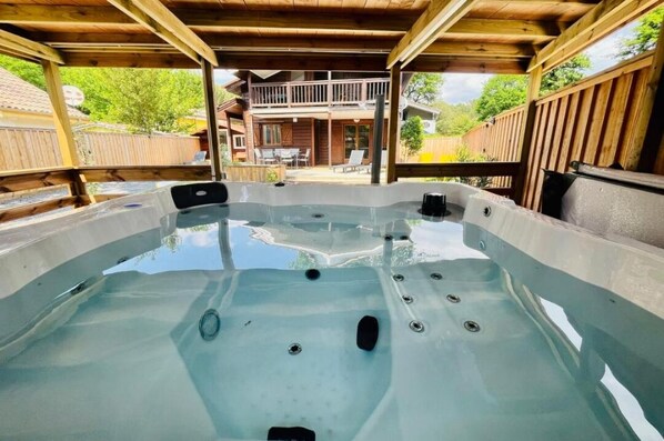 Outdoor spa tub - Chalet Domaine de la Forge 6/8 Pers Avec Jacuzzi Privatif et Accès Piscine (La Teste-de-Buch)