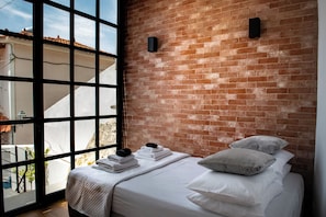 3 bedrooms, iron/ironing board, WiFi, bed sheets - Positivespace Kalamata Heights - Luxus und Historischer Charm mit Ausblick (Kalamata)