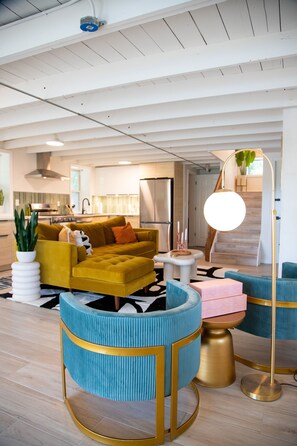 智能電視、壁爐、足球機、書籍