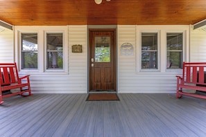 Exterior detail - Ely Group Retreat 5 bedrooms, 3 Bath, Huge Lawn (Ely)