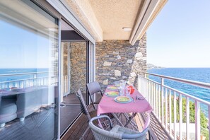 Outdoor dining - 416-Apartment in first line of the sea with parking , pool and sea's view (Rosas / Roses)