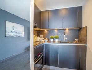Fridge, oven, dishwasher, coffee/tea maker