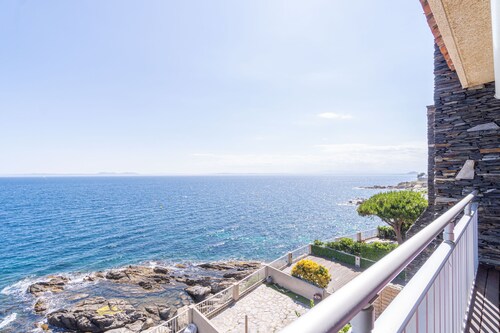 416-Apartment in first line of the sea with parking , pool and sea's view